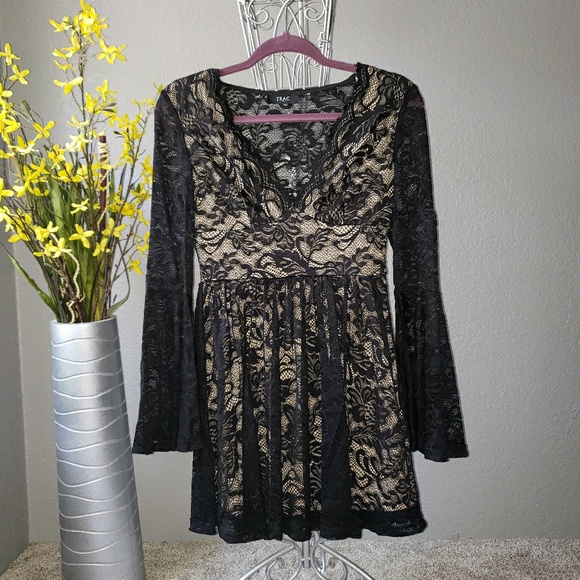 😻😻 S/M/L BLACK AND NUDE LACE DRESS - Picture 2 of 5